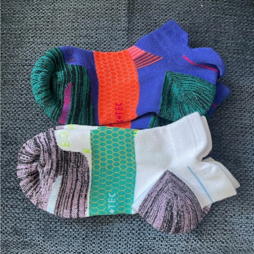 2 pair Bombas socks Size Medium Vibrant Multicolor Ankle Socks Hex Tec